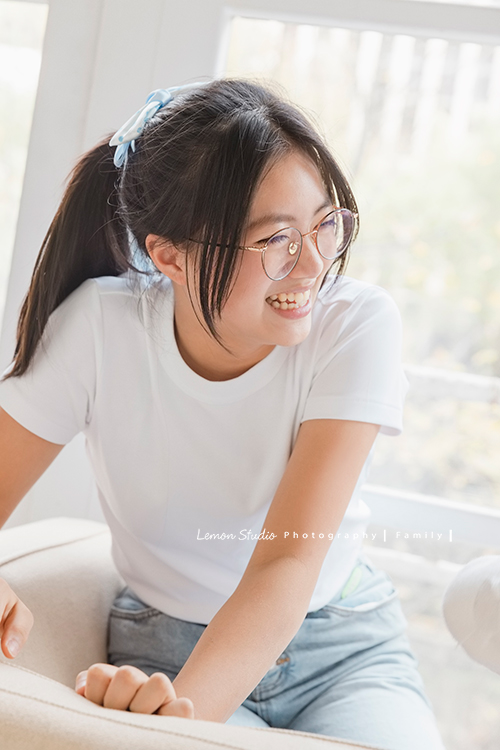 阿嬤及孩子們孫子們一起來拍照，三代同堂的家庭攝影，這張是一個孫女很可愛的很自然的相片！