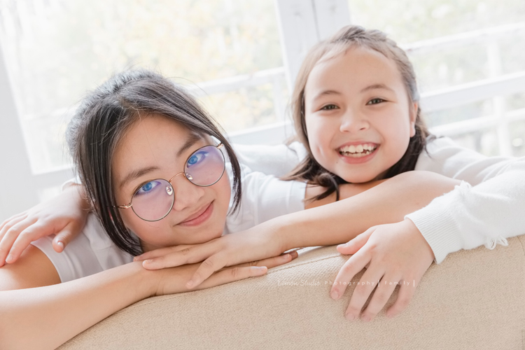 阿嬤及孩子們孫子們一起來拍照，三代同堂的家庭攝影，這張是兩個表姐妹的合照！