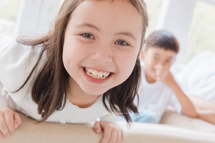 阿嬤及孩子們孫子們一起來拍照，三代同堂的家庭攝影，這張是可愛的混血兒的小孫女的獨照！