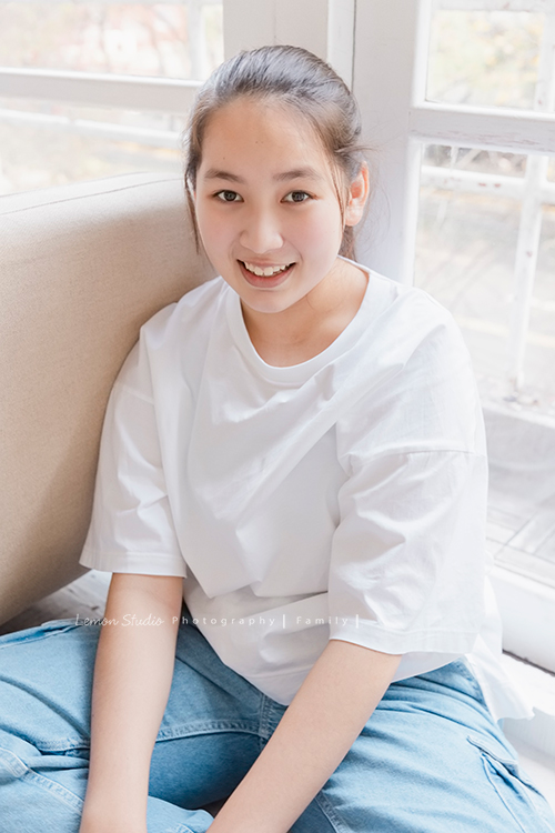 阿嬤及孩子們孫子們一起來拍照，三代同堂的家庭攝影，這張是大孫女的獨照！