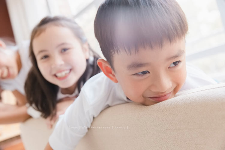阿嬤及孩子們孫子們一起來拍照，三代同堂的家庭攝影，這張是孫子們可愛的互動的相片！