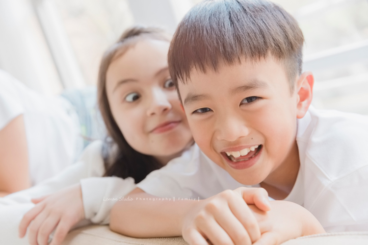 阿嬤及孩子們孫子們一起來拍照，三代同堂的家庭攝影，這張是可愛的孫子的獨照，後面還有一個可愛的孫女在做逗趣的表情！