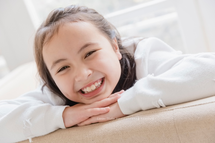 阿嬤及孩子們孫子們一起來拍照，三代同堂的家庭攝影，這張是可愛的孫女的獨照！