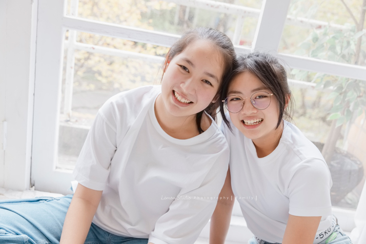 阿嬤及孩子們孫子們一起來拍照，三代同堂的家庭攝影，這張是兩個孫子的可愛合照！超自然的！