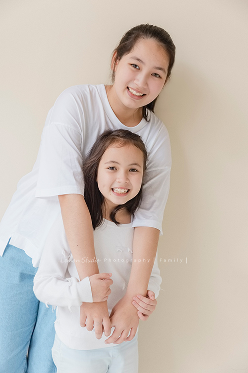 阿嬤及孩子們孫子們一起來拍照，三代同堂的家庭攝影，這張是住在國外的兩個孫子的合照！