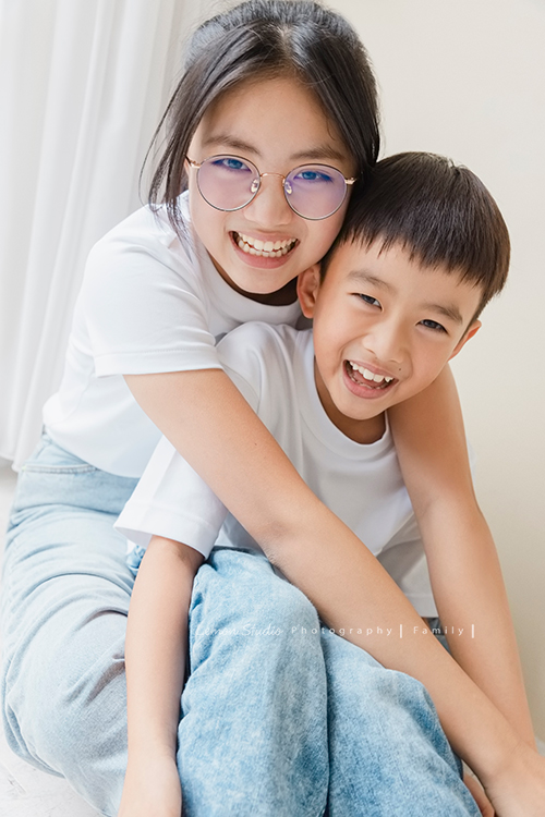 阿嬤及孩子們孫子們一起來拍照，三代同堂的家庭攝影，這張是孫子姊弟檔的合照！