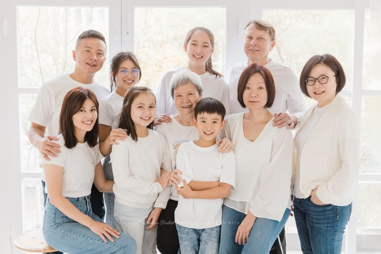 阿嬤及孩子們孫子們一起來拍照，三代同堂的家庭攝影，這張是阿嬤和子子孫孫們的大合照！