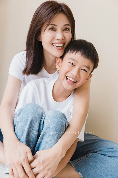 阿嬤及孩子們孫子們一起來拍照，三代同堂的家庭攝影，這張是兒媳及孫子的合照！