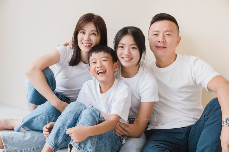 阿嬤及孩子們孫子們一起來拍照，三代同堂的家庭攝影，這張是兒子一家的全家福！