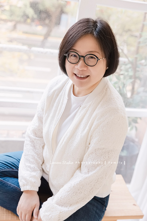 阿嬤及孩子們孫子們一起來拍照，三代同堂的家庭攝影，這張是女兒的獨照！