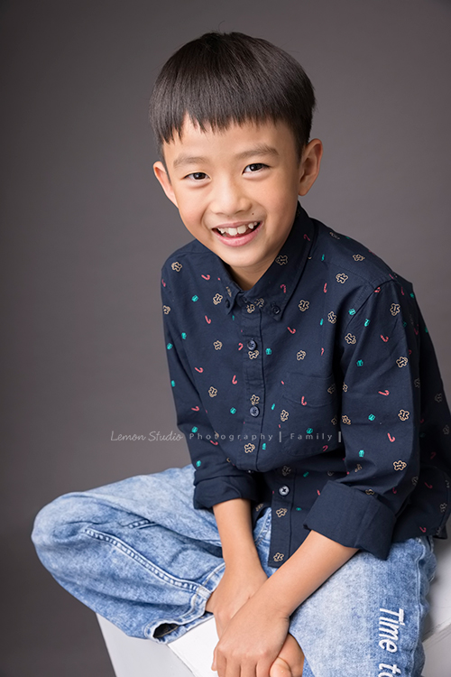 阿嬤及孩子們孫子們一起來拍照，三代同堂的家庭攝影，這張是小孫子的帥氣獨照！