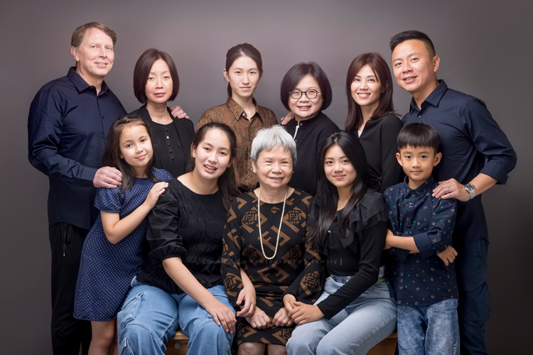 阿嬤及孩子們孫子們一起來拍照，三代同堂的家庭攝影，這張是阿嬤和子子孫孫們棚內的大合照！