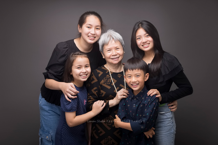 阿嬤及孩子們孫子們一起來拍照，三代同堂的家庭攝影，這張是阿嬤和孫子們棚內的大合照！