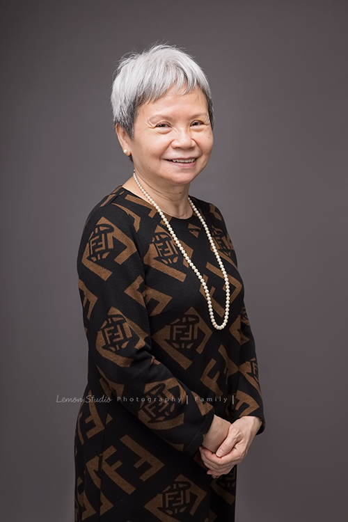 阿嬤及孩子們孫子們一起來拍照，三代同堂的家庭攝影，這張是阿嬤的獨照！阿嬤好美啊！