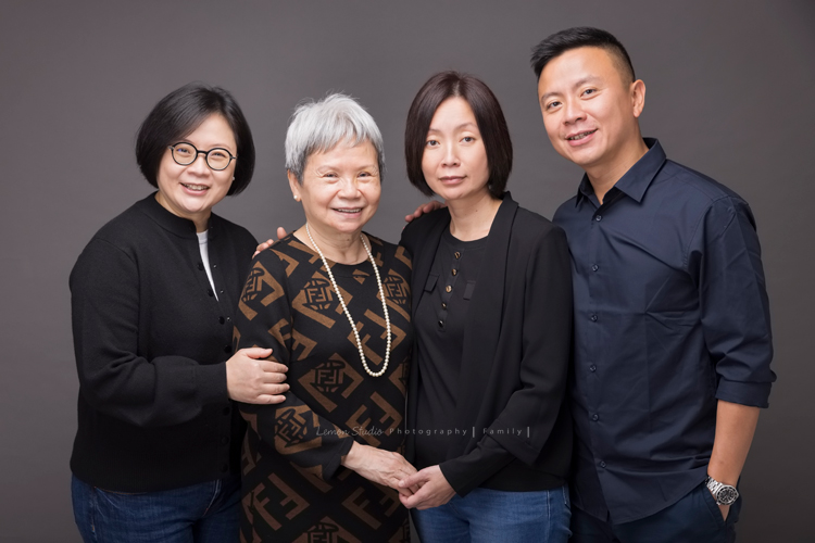 阿嬤及孩子們孫子們一起來拍照，三代同堂的家庭攝影，這張是阿嬤和兒子女兒們的合照！