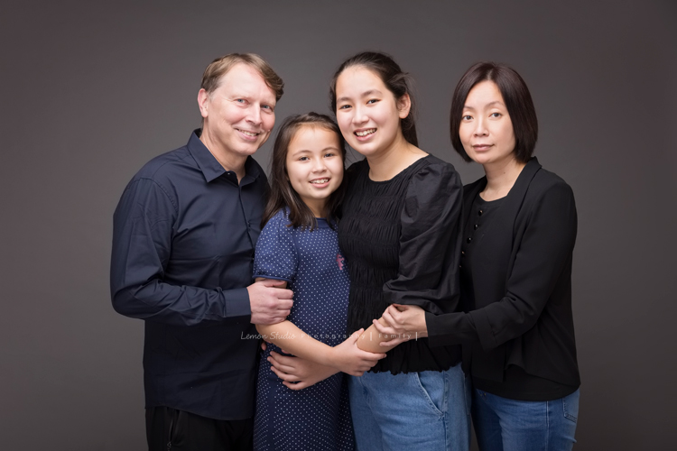 阿嬤及孩子們孫子們一起來拍照，三代同堂的家庭攝影，這張是住在國外的女兒一家的全家福！