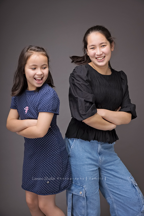 阿嬤及孩子們孫子們一起來拍照，三代同堂的家庭攝影，這張是孫子姐妹倆的自然的互動的合照！