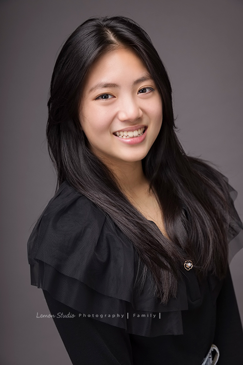 阿嬤及孩子們孫子們一起來拍照，三代同堂的家庭攝影，這張是美麗的孫女的獨照！