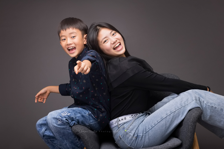 阿嬤及孩子們孫子們一起來拍照，三代同堂的家庭攝影，這張是孫子姐弟倆可愛的合照！