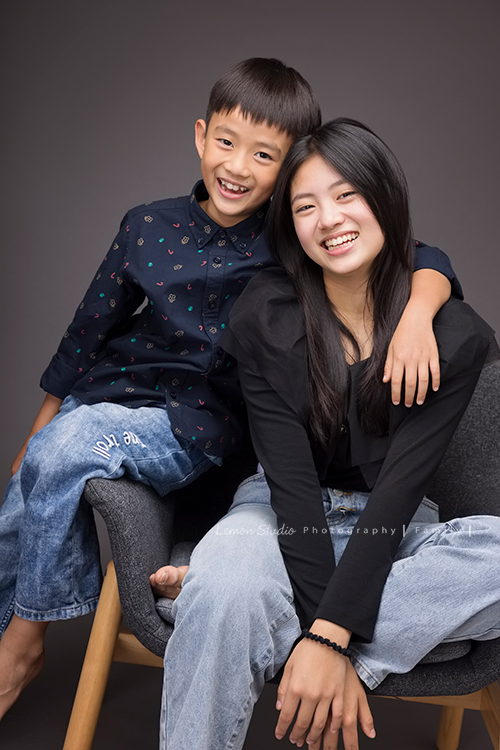 阿嬤及孩子們孫子們一起來拍照，三代同堂的家庭攝影，這張是孫子姐弟倆美麗的合照！