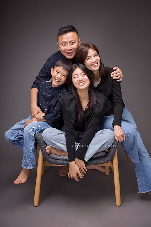 阿嬤及孩子們孫子們一起來拍照，三代同堂的家庭攝影，這張是兒子一家的全家福！好自然的互動啊！