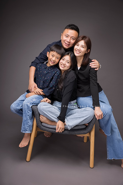 阿嬤及孩子們孫子們一起來拍照，三代同堂的家庭攝影，這張是兒子一家的全家福！一家人感情很好啊！