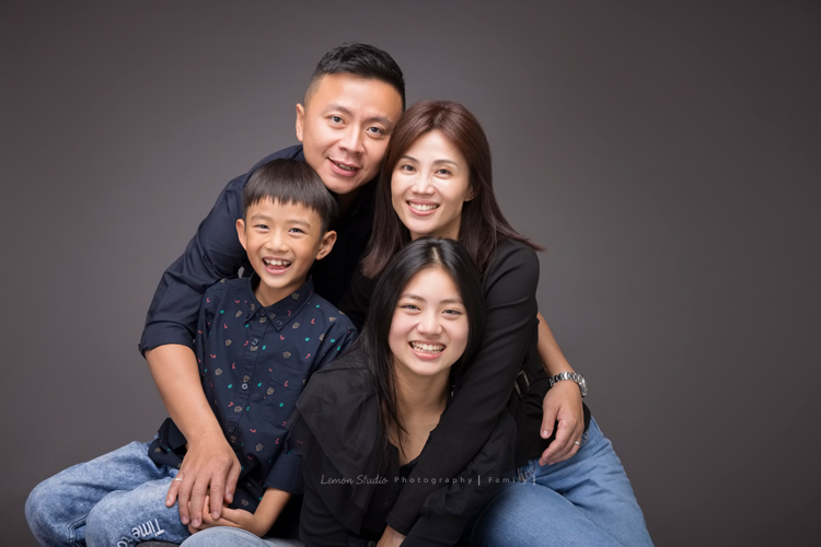 阿嬤及孩子們孫子們一起來拍照，三代同堂的家庭攝影，這張是兒子一家的全家福！