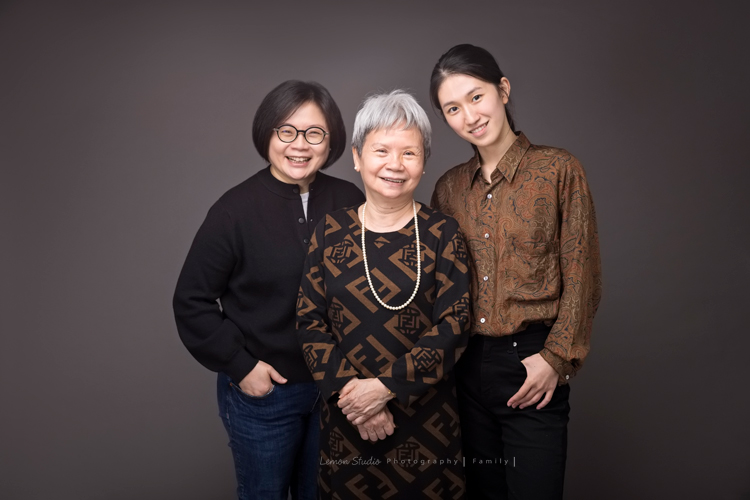 阿嬤及孩子們孫子們一起來拍照，三代同堂的家庭攝影，這張是阿嬤和女兒們的合照！