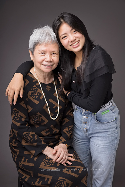 阿嬤及孩子們孫子們一起來拍照，三代同堂的家庭攝影，這張是孫女和阿嬤的合照！