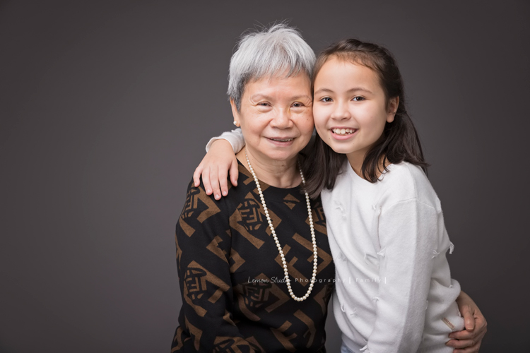 阿嬤及孩子們孫子們一起來拍照，三代同堂的家庭攝影，這張是小孫女和阿嬤的合照！
