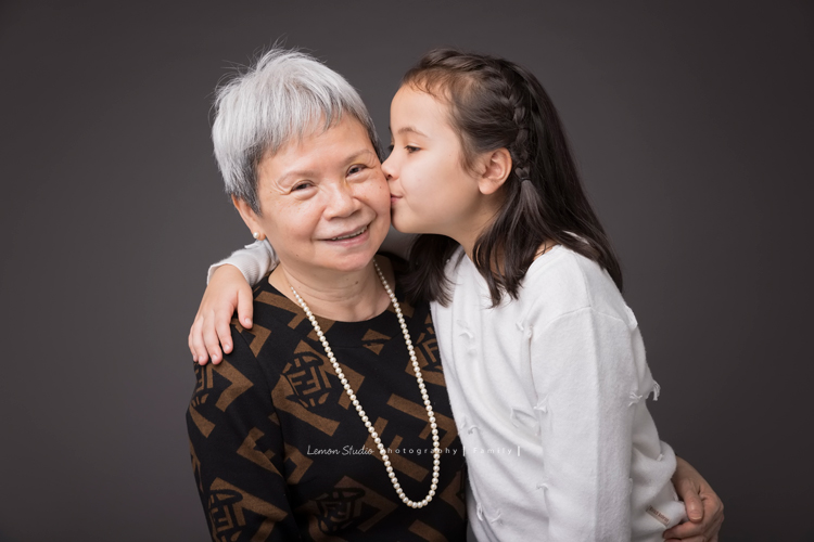 阿嬤及孩子們孫子們一起來拍照，三代同堂的家庭攝影，這張是小孫女親親阿嬤的合照！