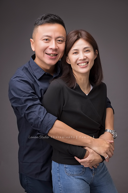 阿嬤及孩子們孫子們一起來拍照，三代同堂的家庭攝影，這張是兒子和兒媳的合照！兩人感情很好啊！