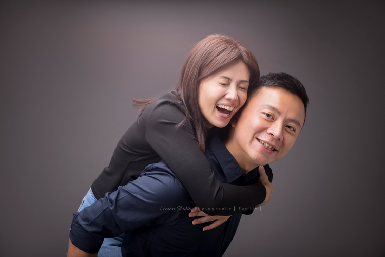 阿嬤及孩子們孫子們一起來拍照，三代同堂的家庭攝影，這張是兒子和兒媳很可愛的互動的合照！