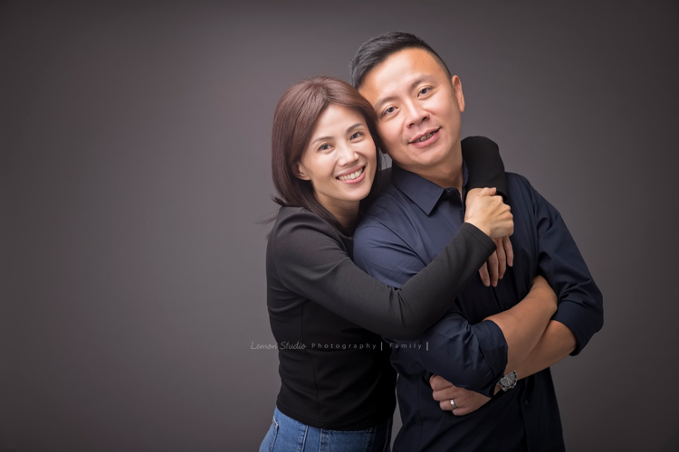 阿嬤及孩子們孫子們一起來拍照，三代同堂的家庭攝影，這張是兒子和兒媳的合照！