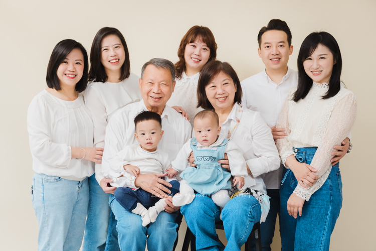 佩珊媽麻和公公婆婆及家人們一起來拍照，這張是一大家子的全家福合照！