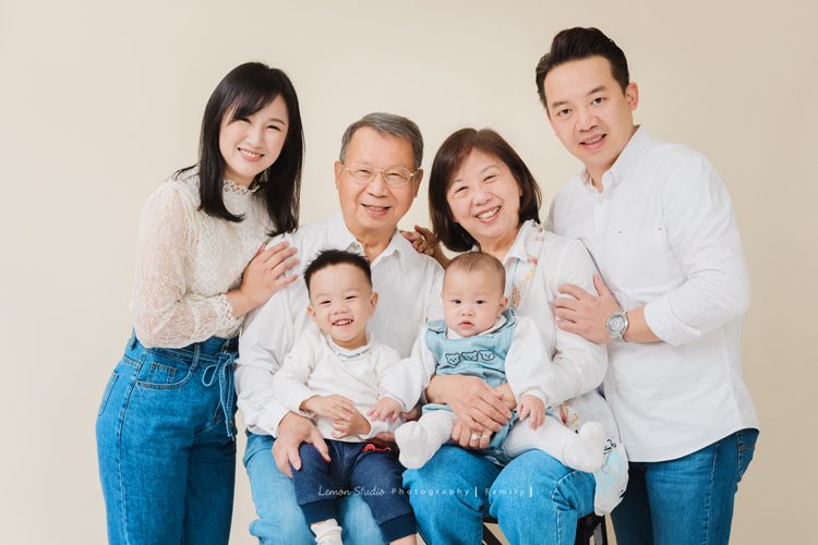 佩珊媽麻和公公婆婆及家人們一起來拍照，這張是一家四口和公公婆婆的合照！