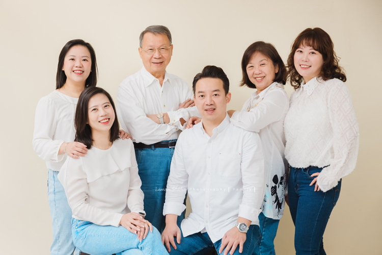 佩珊媽麻和公公婆婆及家人們一起來拍照，這張是公公婆婆和兒女們自然風的全家福合照，很喜歡這張大家都很輕鬆愉快的感覺！