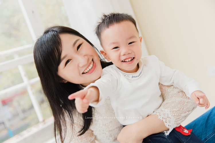 佩珊媽麻和公公婆婆及家人們一起來拍照，這張是佩珊媽麻和兒子的合照！兩人都好開心啊！