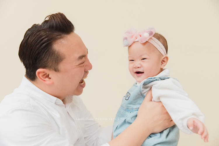 佩珊媽麻和公公婆婆及家人們一起來拍照，這張是先生和小寶貝在玩耍的相片，超可愛的！