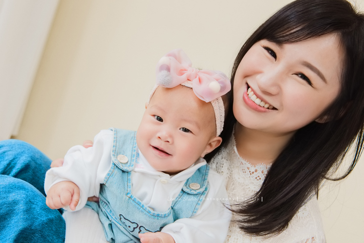 佩珊媽麻和公公婆婆及家人們一起來拍照，這張是佩珊媽麻和可愛的女兒的合照！