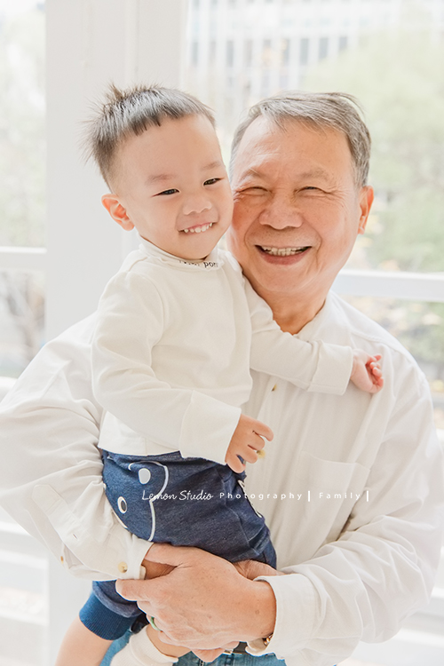 佩珊媽麻和公公婆婆及家人們一起來拍照，這張是爺爺和可愛的小孫子的合照，兩人笑得好開心啊！
