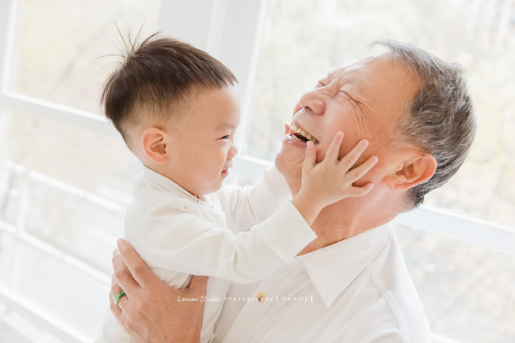 佩珊媽麻和公公婆婆及家人們一起來拍照，這張是爺爺和小孫子在玩的互動，好自然好溫馨的一張相片！
