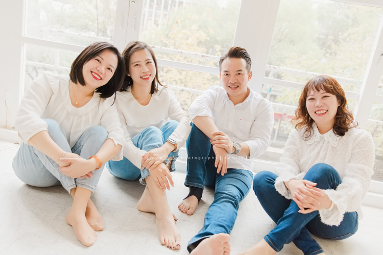 佩珊媽麻和公公婆婆及家人們一起來拍照，這張是先生和姐妹們的合照！