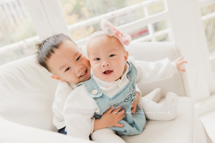 佩珊媽麻和公公婆婆及家人們一起來拍照，這張是兩個超可愛的孫子孫女！