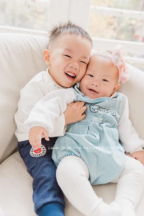 佩珊媽麻和公公婆婆及家人們一起來拍照，這張是可愛的兩個寶貝孫子！