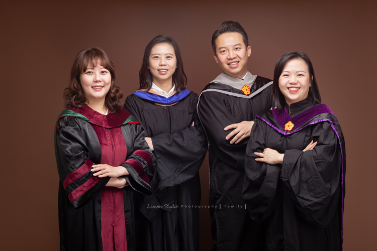 佩珊媽麻和公公婆婆及家人們一起來拍照，這張是佩珊媽麻的先生和姐妹們！