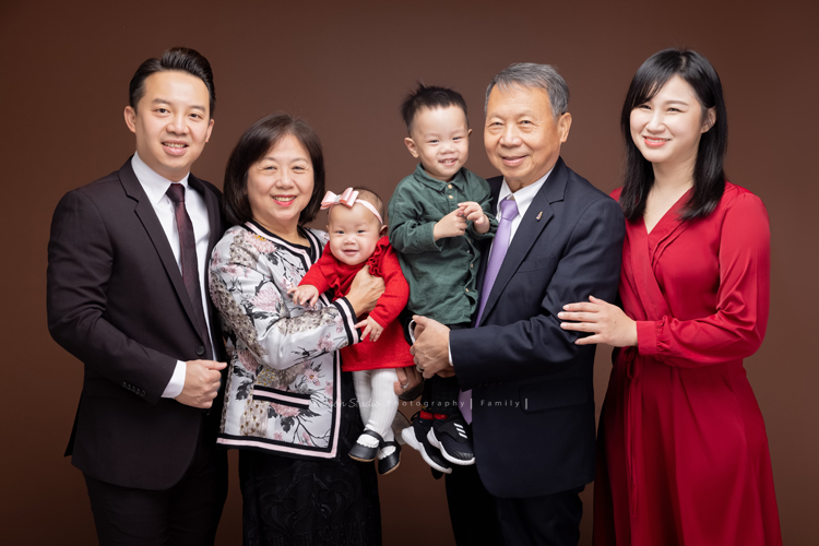 佩珊媽麻和公公婆婆及家人們一起來拍照，這張是佩珊媽麻一家和公公婆婆的全家福！
