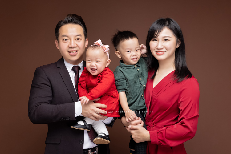佩珊媽麻和公公婆婆及家人們一起來拍照，這張是佩珊媽麻一家四口的全家福！