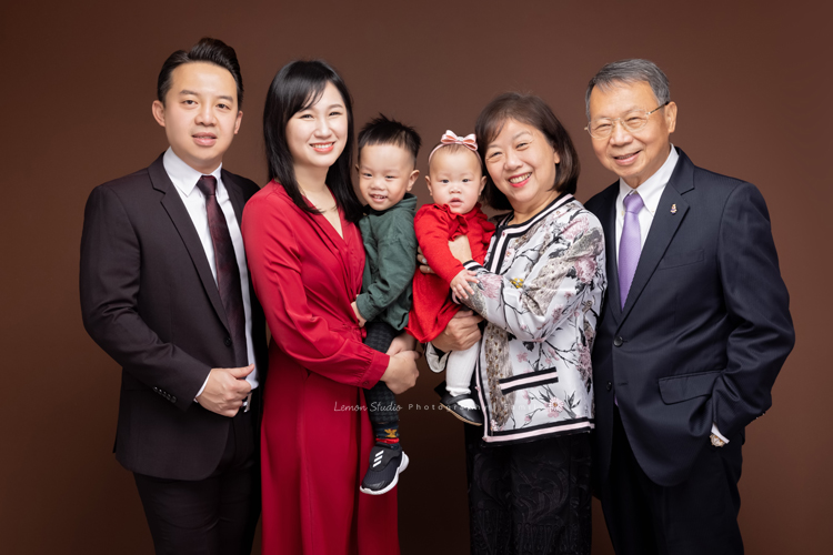佩珊媽麻和公公婆婆及家人們一起來拍照，這張是佩珊媽麻一家四口和公公婆婆的合照！