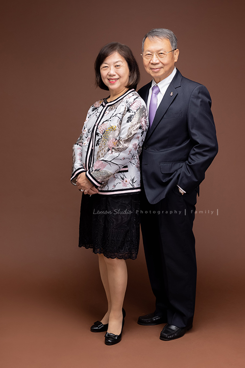 佩珊媽麻和公公婆婆及家人們一起來拍照，這張是公公婆婆兩人的合照！